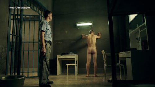 Patrick Criado, completamente desnudo, enseña el culo en 'Mar de plástico'