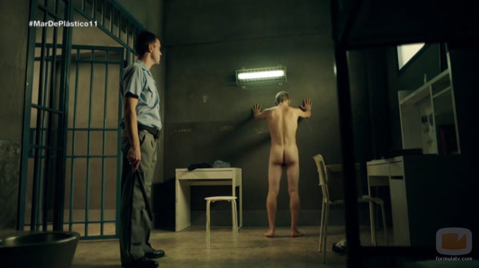 Patrick Criado, completamente desnudo, enseña el culo en 'Mar de plástico'