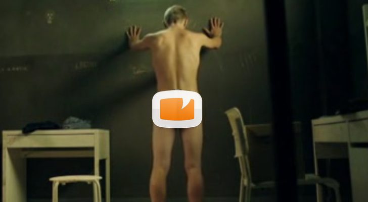 Patrick Criado, completamente desnudo, enseña el culo en 'Mar de plástico'