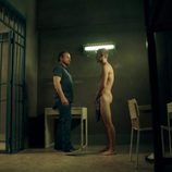 Patrick Criado realiza un desnudo integral en 'Mar de plástico'