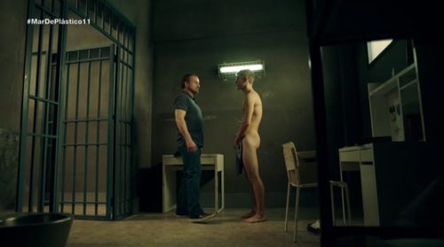 Patrick Criado realiza un desnudo integral en 'Mar de plástico'