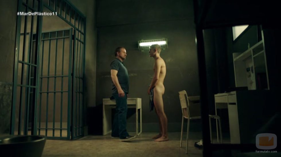Patrick Criado realiza un desnudo integral en 'Mar de plástico'