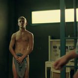 Patrick Criado, desnudo, muestra su cuerpo sin ropa en 'Mar de plástico'