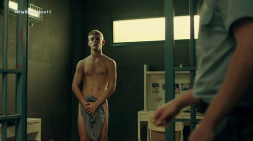 Patrick Criado, desnudo, muestra su cuerpo sin ropa en 'Mar de plástico'