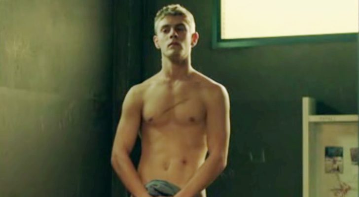 Patrick Criado, desnudo, muestra su cuerpo sin ropa en 'Mar de plástico'