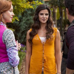 Clara Lago junto con varios personajes de 'The Librarians'