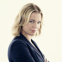 Rebbeca Romijn es la coronel Eva Baird en 'The Librarians'