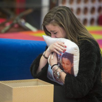 Meritxell, emocionada al abrir su regalo de Navidad en la gala 14 de 'Gran Hermano 17'