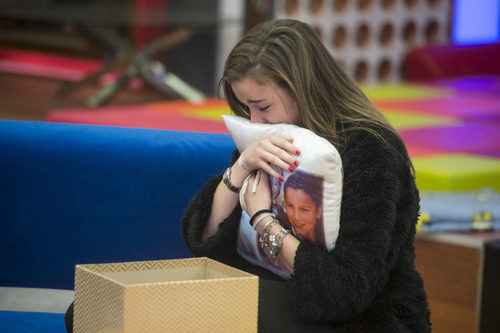 Meritxell, emocionada al abrir su regalo de Navidad en la gala 14 de 'Gran Hermano 17'