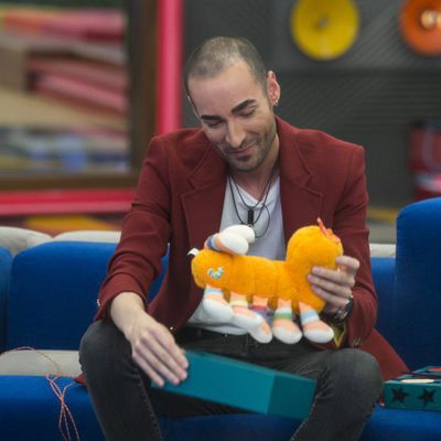 Miguel observa su regalo navideño en la gala 14 de 'Gran Hermano 17'