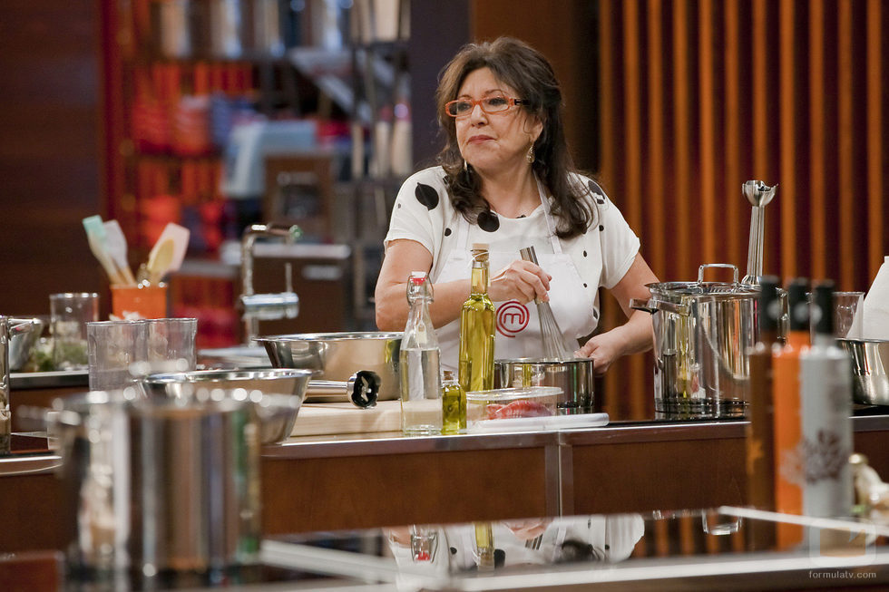 Loles León cocinando en las cocinas de 'MasterChef Celebrity'
