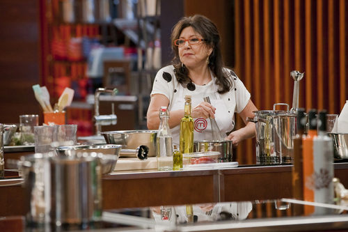 Loles León cocinando en las cocinas de 'MasterChef Celebrity'