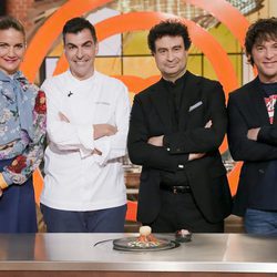 Samantha, Pepe y Jordi se fotografían con el chef Ramón Freixa en 'MasterChef Celebrity'