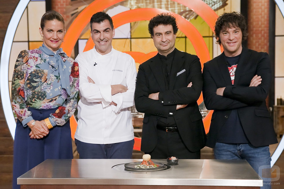 Samantha, Pepe y Jordi se fotografían con el chef Ramón Freixa en 'MasterChef Celebrity'