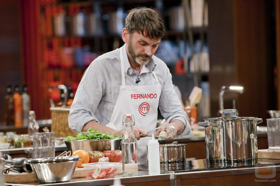 Fernando Tejero cocinando en las instalaciones de  'MasterChef Celebrity'