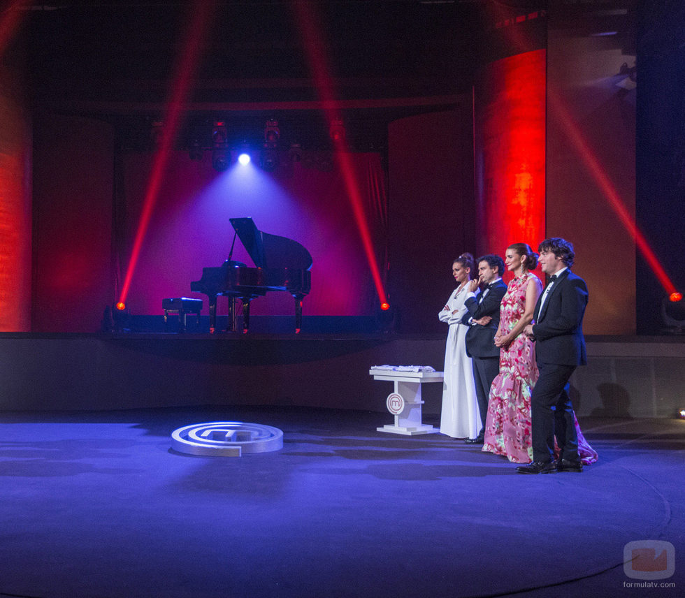 Los miembros del jurado junto a Eva González en el Florida Park durante la final de 'MasterChef Celebrity'
