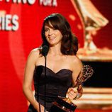 Tina Fey recibe su premio Emmy como mejor actriz de comedia por la serie '30 Rock'