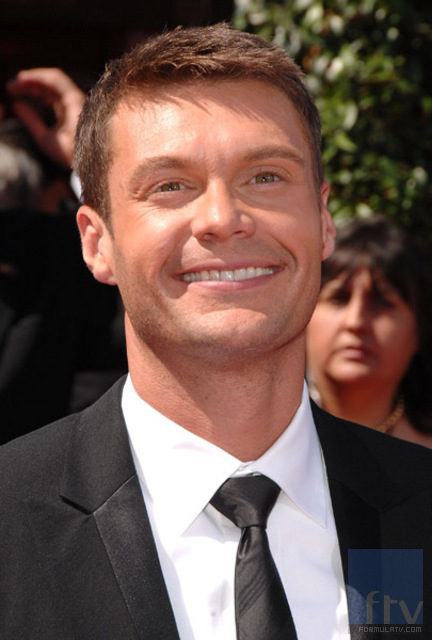 Ryan Seacrest en la alfombra roja de los Emmy