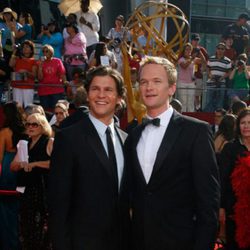 Neil Patrick Harris llega a los Premios Emmy 2008
