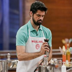 Miguel Ángel Muñoz mostrando sus dotes de cocinero en 'MasterChef Celebrity'