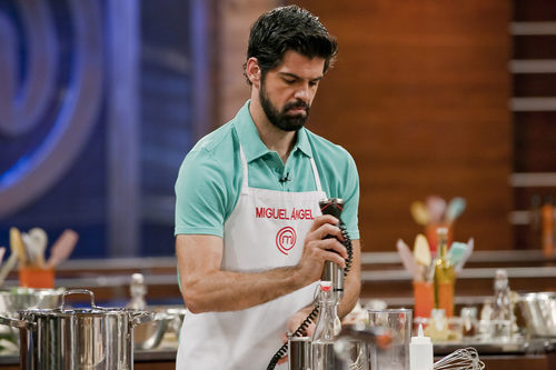 Miguel Ángel Muñoz mostrando sus dotes de cocinero en 'MasterChef Celebrity'