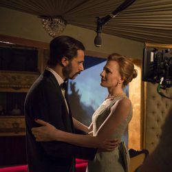 Hugo Silva y Belén Fabra en el rodaje de la tercera temporada de 'El Ministerio del Tiempo'