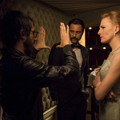 Hugo Silva junto con Belén Fabra en el rodaje de 'El Ministerio del Tiempo'