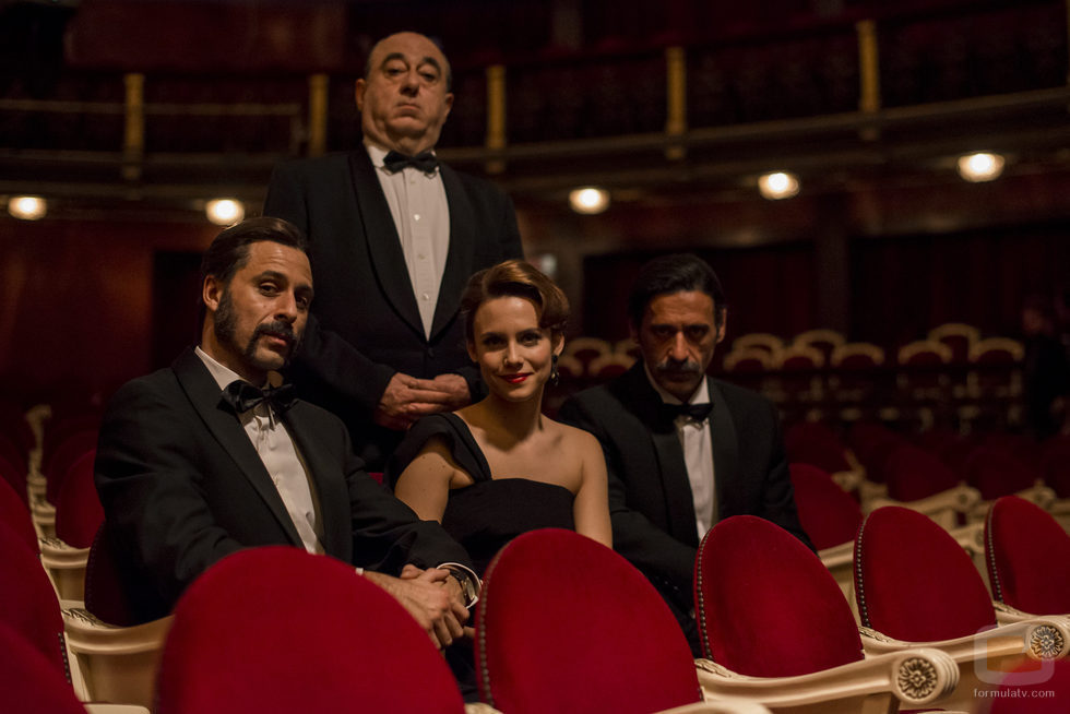 Hugo Silva Aura Garrido y Nacho Fresneda junto con José Ángel Egido en el rodaje de la tercera temporada de 'El Ministerio del Tiempo'