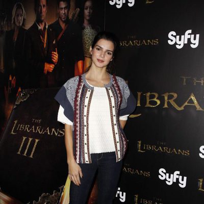Clara Lago posa en el photocall de 'The Librarians'