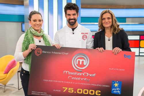 Miguel Ángel Muñoz posa con el cheque a la Fundación Pequeño Deseo