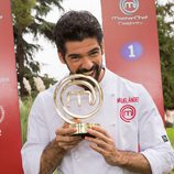 El ganador de 'Masterchef Celebrity', Miguel Ángel Muñoz muerde su trofeo