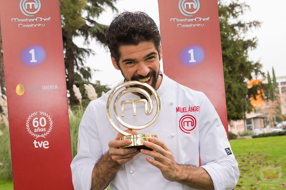 El ganador de 'Masterchef Celebrity', Miguel Ángel Muñoz muerde su trofeo