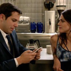 Los actores Skylar Astin y Callie Hernández en Graves