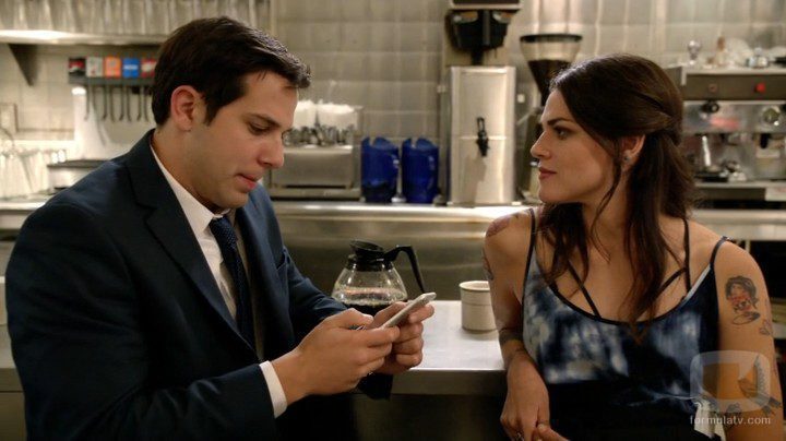 Los actores Skylar Astin y Callie Hernández en Graves