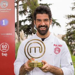 El actor Miguel Ángel Muñoz posa sonriendo con su trofeo en 'Masterchef Celebrity'