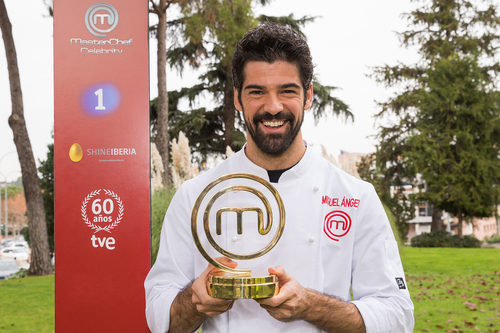El actor Miguel Ángel Muñoz posa sonriendo con su trofeo en 'Masterchef Celebrity'
