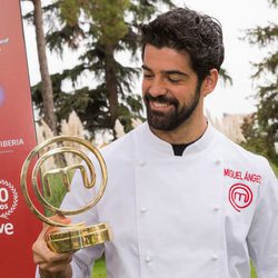 Miguel Ángel Muñoz mira su premio de ganador de 'Masterchef Celebrity'