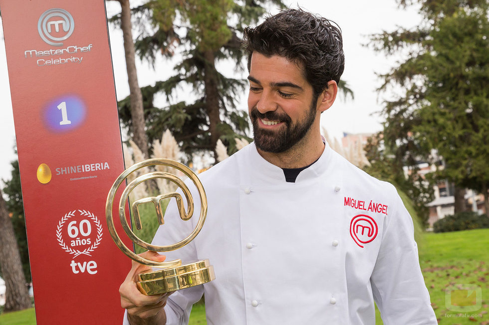 Miguel Ángel Muñoz mira su premio de ganador de 'Masterchef Celebrity'