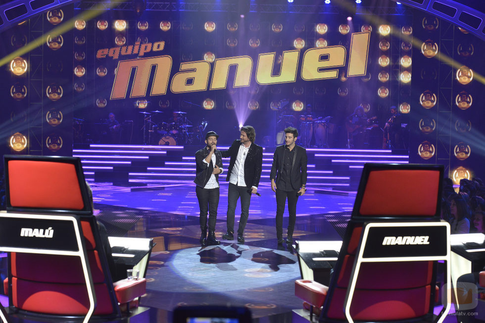 Manuel Carrasco canta junto a su equipo en 'La Voz'