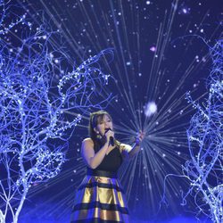 Esperanza interpreta una canción durante las semifinales de 'La Voz'