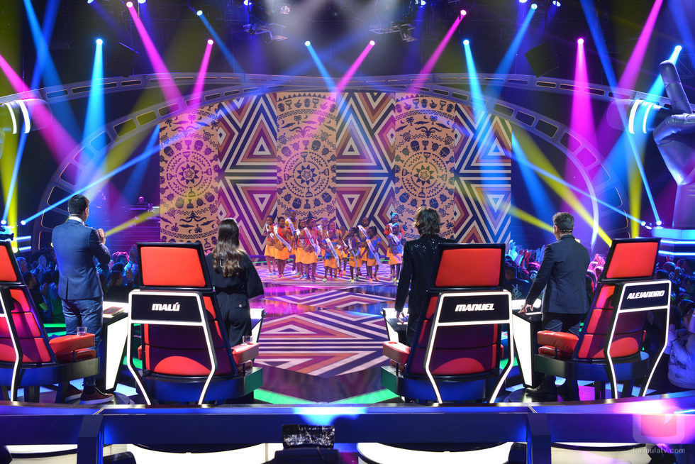 Los coach de 'La Voz' miran la actuación de "Coro Safari"