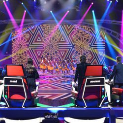 Los coach de 'La Voz' miran la actuación de "Coro Safari"