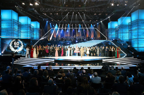 Raffaella Carrà despide la Gala de los 60 años de TVE junto al resto de artistas invitados
