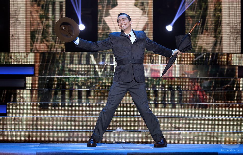Canco Rodríguez interpreta "Singing in the rain"