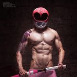 Un Power Ranger Rosa calienta las redes sociales en una sesión de fotos al desnudo