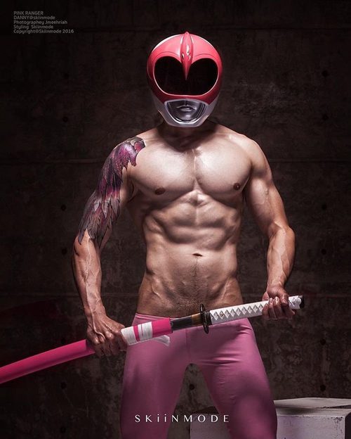 Un Power Ranger Rosa calienta las redes sociales en una sesión de fotos al desnudo