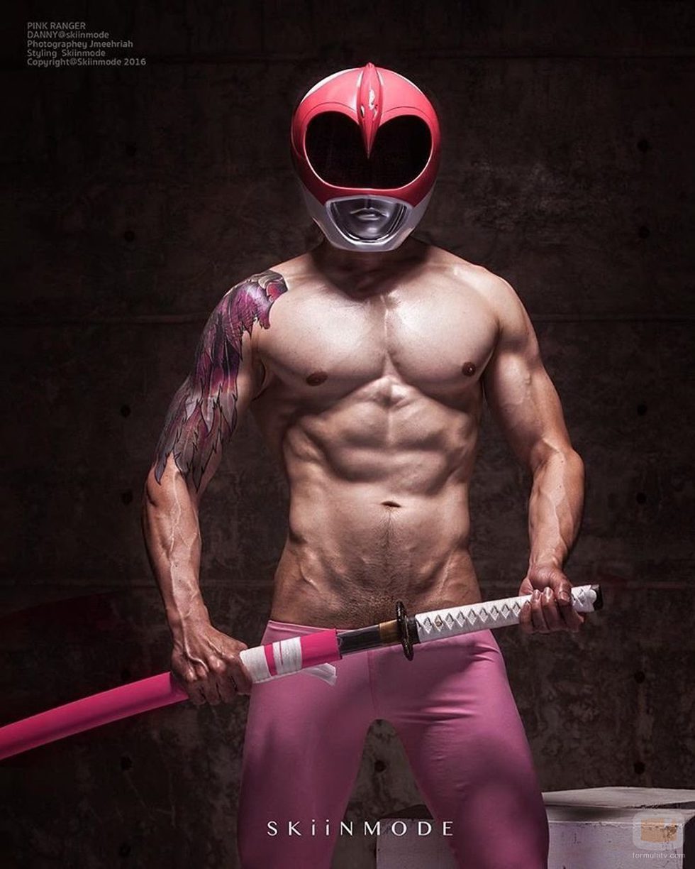 Un Power Ranger Rosa calienta las redes sociales en una sesión de fotos al desnudo