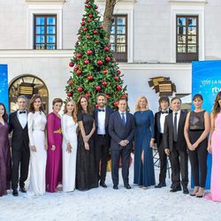 Los presentadores de los especiales de Navidad de RTVE junto a Eladio Jareño