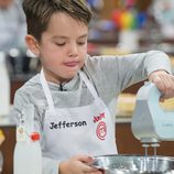 Jefferson elaborando una receta en las cocinas de 'MasterChef Junior 4'