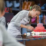 Natalia coloca sutilmente las piezas de su tarta en 'MasterChef Junior 4'